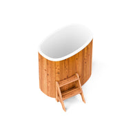 Polar Spa Standard Eisbad aus Thermoholz mit weißem Innenbecken, Holzausführung und angebauter Holztreppe