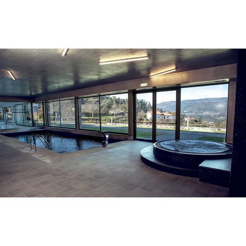 Portcril Club 25 Overflow Spa 7-Personen Whirlpool in moderner Wellnessanlage mit Panoramafenstern