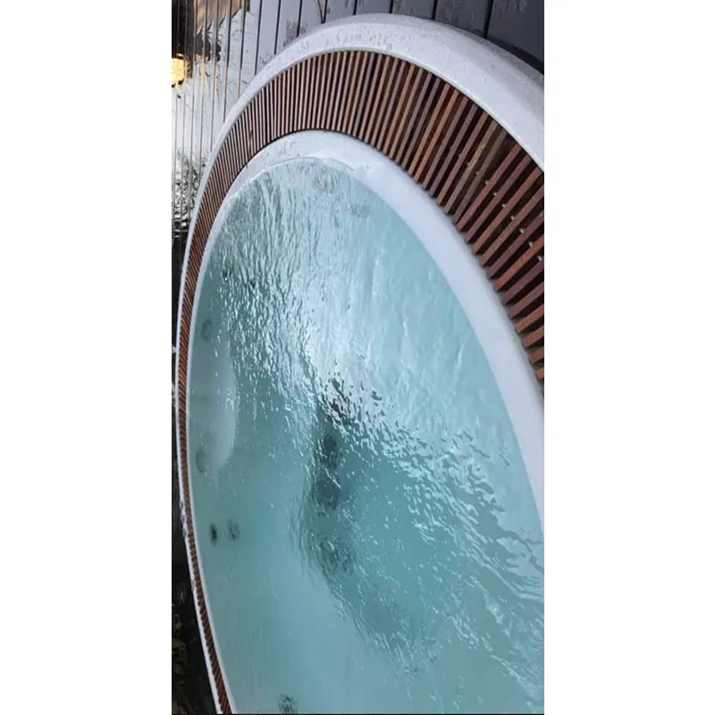 Portcril Club 28 Overflow Spa 9-Personen Whirlpool mit sprudelndem Wasser und Holzgitter-Einsatz