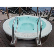 Portcril Club 28 Overflow Spa 9-Personen Whirlpool mit türkisblauem Wasser und Massagedüsen auf Holzdeck am Wasser
