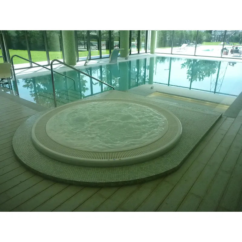 Portcril Club 28 Overflow Spa 9-Personen Whirlpool mit sprudelndem Wasser in modernem Wellness-Bereich