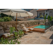 Portcril Diva Swim 42 großer Swim Spa mit Düsen in modernem Poolbereich mit Holzdeck und Loungebereich