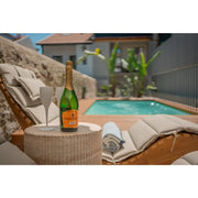 Portcril Diva Swim 42 Swim Spa mit Düsen im Garten, türkises Wasser, Loungebereich mit Champagner