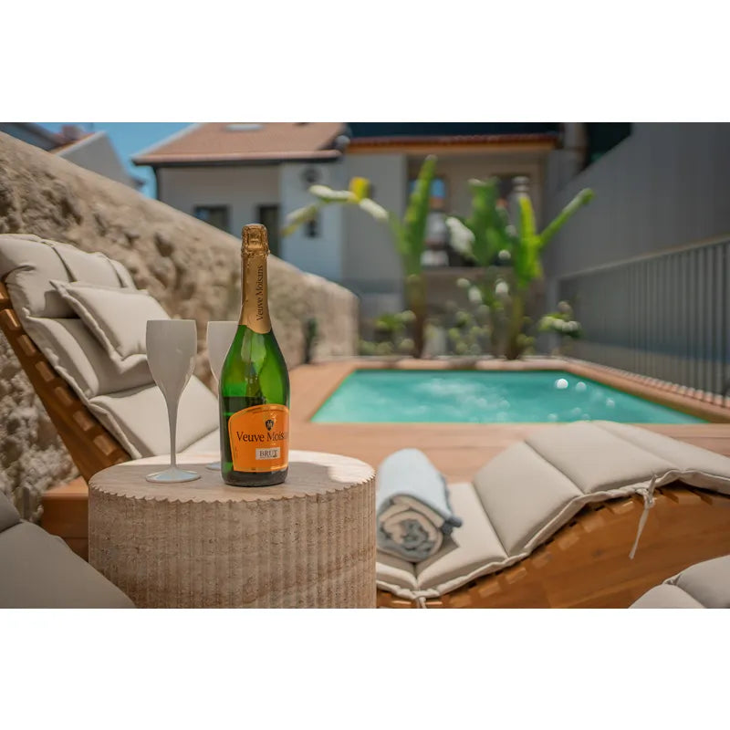 Portcril Diva Swim 42 Swim Spa mit Düsen im Garten, türkises Wasser, Loungebereich mit Champagner