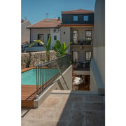 Portcril Diva Swim 42 großer Swim Spa mit Düsen in modernem Garten mit Holzterrasse und Sicherheitsgeländer