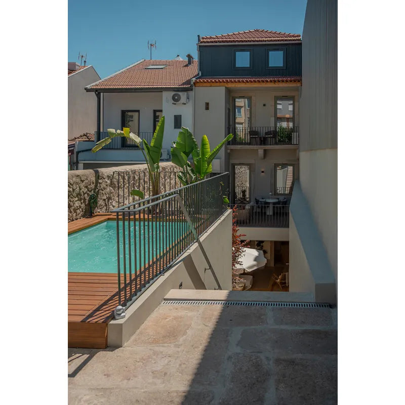 Portcril Diva Swim 42 großer Swim Spa mit Düsen in modernem Garten mit Holzterrasse und Sicherheitsgeländer