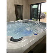 Portcril Double 520 Spa Premium Whirlpool mit sprudelndem Wasser, Sitzplätzen und Abdeckung in moderner Veranda