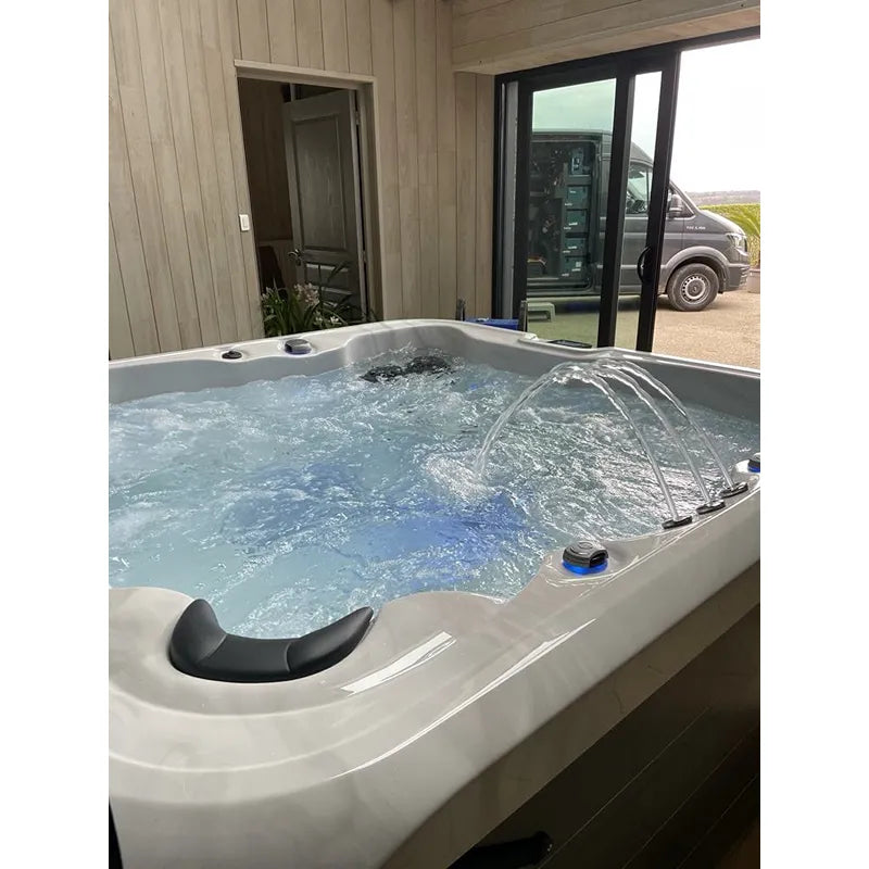 Portcril Double 520 Spa Premium Whirlpool mit sprudelndem Wasser, Sitzplätzen und Abdeckung in moderner Veranda
