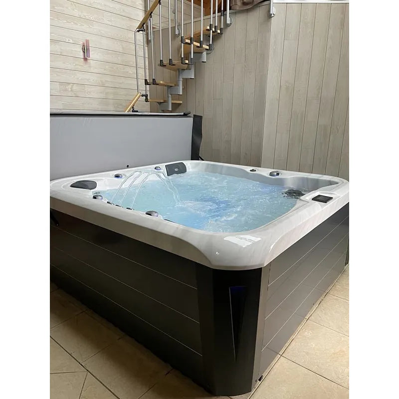 Portcril Double 520 Spa 5-Personen Premium Whirlpool mit blauem Wasser und weißer Schale in modernem Badezimmer