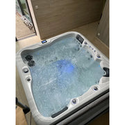 Portcril Double 520 Spa Premium Whirlpool mit aktivierten Düsen und blauer Beleuchtung in Innenraum