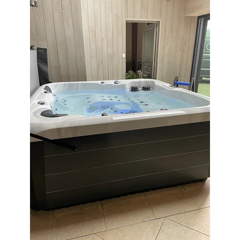 Portcril Double 520 Spa Premium Whirlpool mit Wassermassage in modernem Wellnessraum