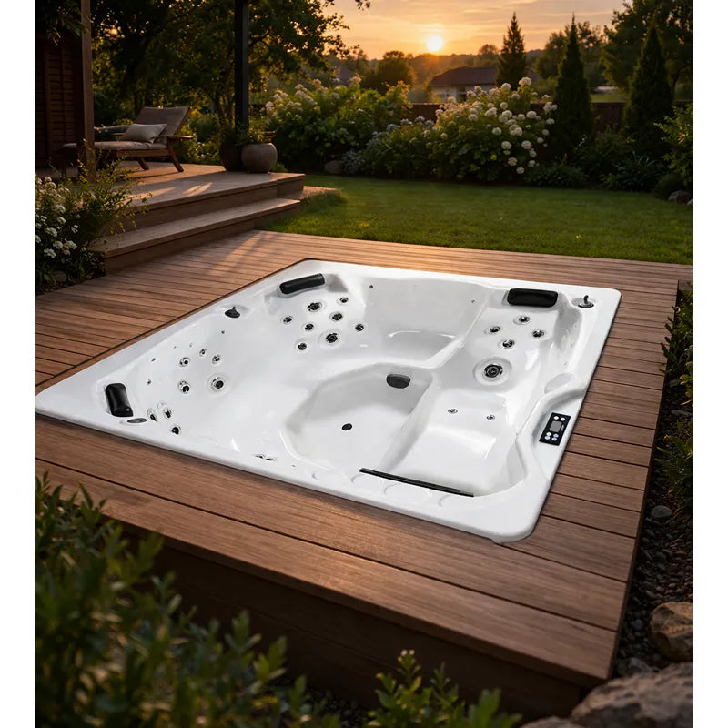 Portcril Emotion 5 Whirlpool für 5 Personen in eine Holzterrasse eingelassen, Draufsicht auf die Düsenanordnung mit 31 Jets, bei Sonnenuntergang im Garten.
