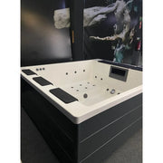 Portcril Lounge Divine Plus Spa - 3-Personen Premium Whirlpool mit weißem Becken, schwarzen Armlehnen und Massagedüsen in Showroom