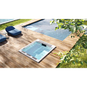 Portcril Lounge Divine Pure Spa - 3-Personen Wellness Whirlpool eingelassen in Holzterrasse mit Gartenumgebung