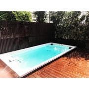 Portcril Relax 13 Swim Spa - Schwimm- & Wellness Spa in türkisem Wasser auf Holzterrasse mit Gartenzaun