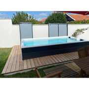 Portcril Relax 13 Swim Spa - Schwimm- & Wellness Spa mit klarem Wasser auf Holzterrasse im Garten