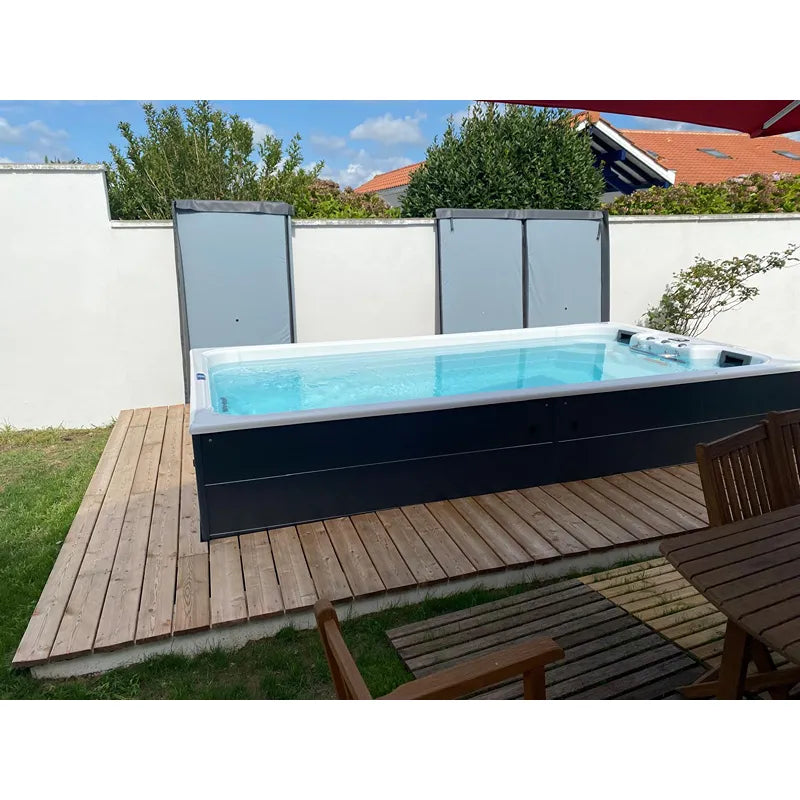 Portcril Relax 13 Swim Spa - Schwimm- & Wellness Spa mit klarem Wasser auf Holzterrasse im Garten