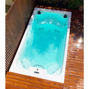 Portcril Relax 13 Swim Spa - Schwimm- & Wellness Spa mit türkisblauem Wasser auf Holzterrasse im Garten