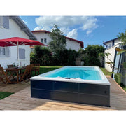 Portcril Relax 13 Swim Spa - Schwimm- & Wellness Spa im Garten auf Holzterrasse mit blauem Wasser
