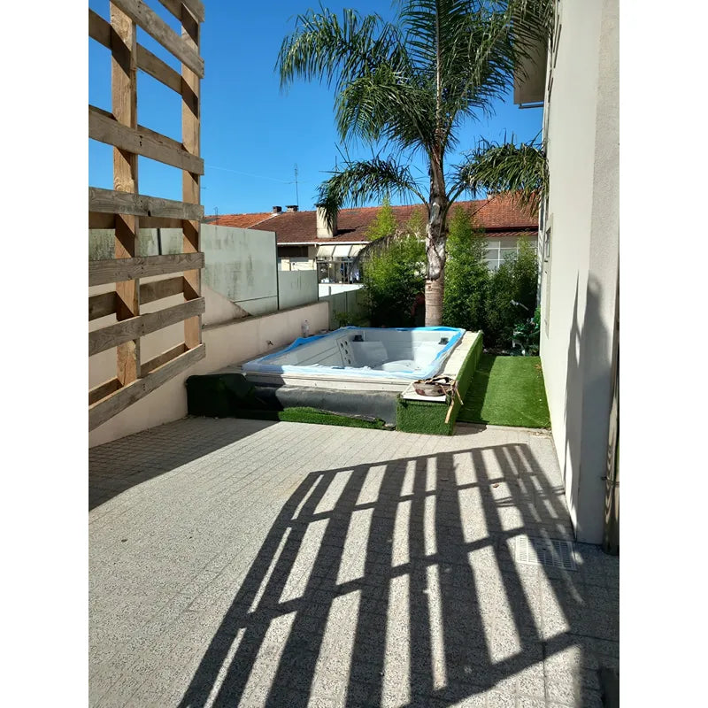 Portcril Relax 13 Swim Spa - Schwimm- & Wellness Spa im sonnigen Garten mit Palmen und Holzzaun