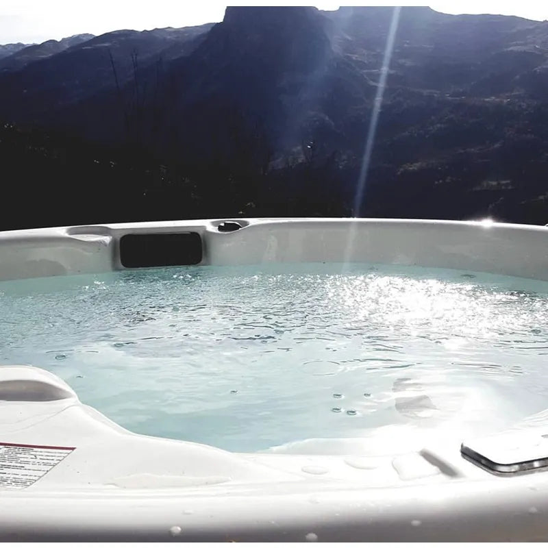 Portcril Ria R21 Spa 5-Personen Rund Whirlpool mit türkisblauem Wasser in Bergszenerie