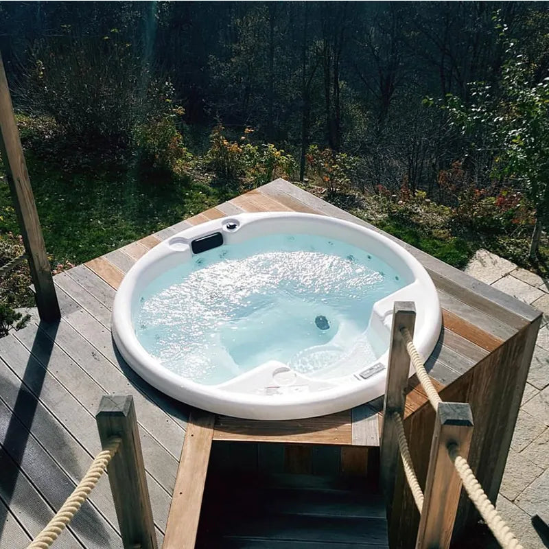 Portcril Ria R21 Spa 5-Personen Rund Whirlpool mit türkisblauem Wasser auf Holzterrasse im Garten