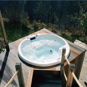 Portcril Ria R21 Spa 5-Personen Rund Whirlpool mit türkisblauem Wasser auf Holzterrasse im Garten