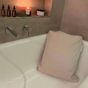 Rückenkissen Slim in Beige – luxuriöses Badewannenkissen in entspannter Abendstimmung mit Kerzenlicht