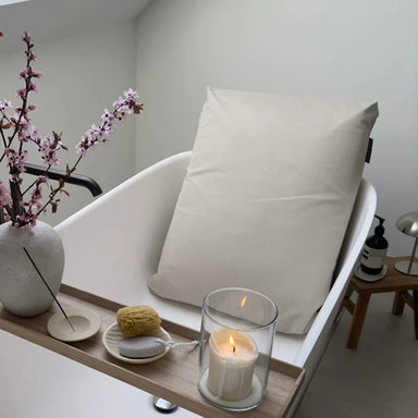 Rückenkissen Slim in Beige – stilvolles Badewannenkissen für entspannte Wohlfühlmomente