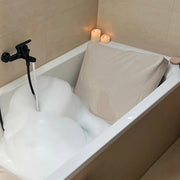 Rückenkissen Slim in hellem Beige – komfortables Badewannenkissen in stilvollem Schaumbad-Ambiente