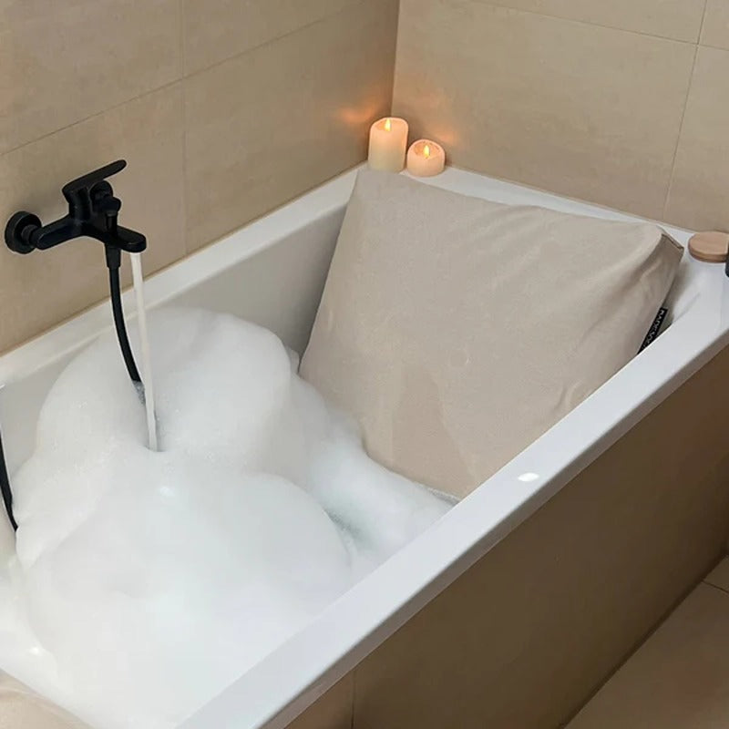 Rückenkissen Slim in hellem Beige – komfortables Badewannenkissen in stilvollem Schaumbad-Ambiente