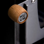 HUUM Sauna Hive Wood Holzsaunaofen Holzgriff mit Logo Detail Nahaufnahme