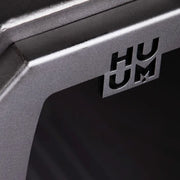 HUUM Hive Wood Holzsaunaofen – Detailansicht des Herstellerlogos auf grauer Metalloberfläche
