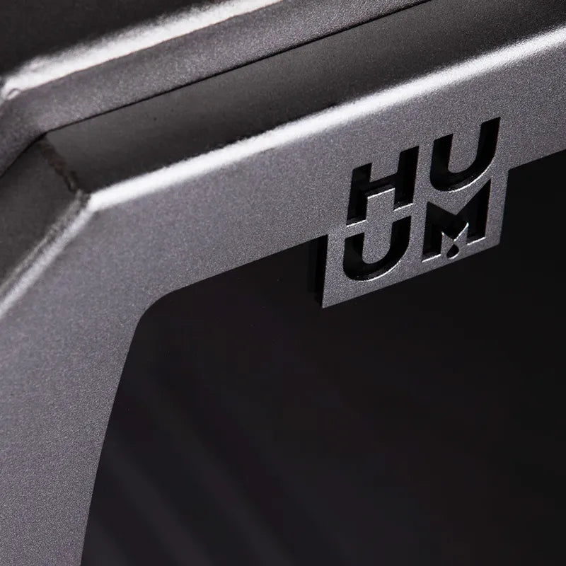 HUUM Hive Wood Holzsaunaofen – Detailansicht des Herstellerlogos auf grauer Metalloberfläche