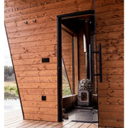 HUUM Sauna Huum Hive Wood Holzsaunaofen mit schwarzem Rahmen in moderner Gartensauna aus Holz, Innen- & Außenbefeuerung sichtbar