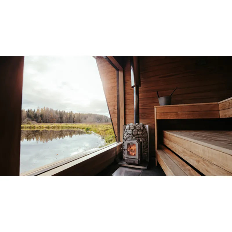 HUUM Sauna Huum Hive Wood Holzsaunaofen mit Sichtfenster in moderner Gartensauna mit Seenblick