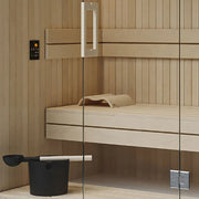 Air Classic Innensauna von Savne Štrus mit Espenholz-Innenraum, Holzbänken und Glastür im klassischen Design