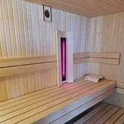 Air Classic Innensauna von Savne Štrus mit klassischem Design aus Espenholz, Innenansicht mit Holzbänken und moderner Infrarotheizung