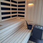 Savne Štrus Air Classic Innensauna mit hellem Espenholz, Sitzbänken und modernem Design im Innenraum