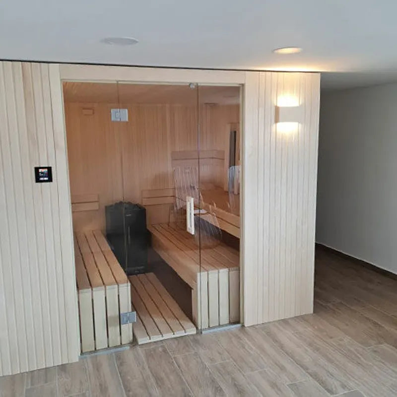 Savne Štrus Air Classic Innensauna mit klassischem Espenholz-Design, Glasfront und Holzbänken im modernen Wohnraum