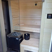 Savne Štrus Air Premium Innensauna - Modernes Design 15×120mm mit Holzbänken, schwarzem Ofen und Glastür im Innenraum
