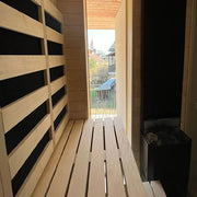 Savne Štrus Air Premium Innensauna - Modernes Design 15×120mm mit Holzbänken und offener Tür zum Garten