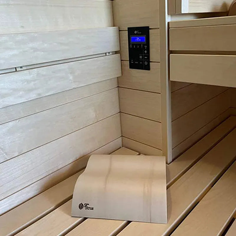 Air Premium Innensauna - Modernes Design 15×120mm von Savne Štrus Innenraum mit Holzbänken und digitalem Steuergerät