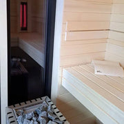 Savne Štrus Air Premium Innensauna - Modernes Design 15×120mm mit Infrarotheizung, hellen Holzbänken und schwarzem Ofen
