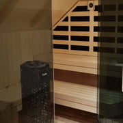 Savne Štrus Air Premium Innensauna - Modernes Design 15×120mm mit Holzbänken und schwarzem Saunaofen im Innenraum