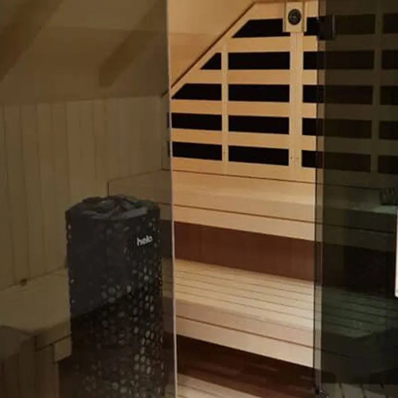 Savne Štrus Air Premium Innensauna - Modernes Design 15×120mm mit Holzbänken und schwarzem Saunaofen im Innenraum
