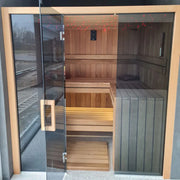 Savne Štrus Air Termo Premium Innensauna mit wärmbehandeltem Holz, Innenansicht mit Holzbänken und großer Glastür