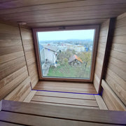 Savne Štrus Air Termo Premium Innensauna mit wärmbehandeltem Holz, Innenansicht mit Holzbänken und großem Fenster mit Ausblick