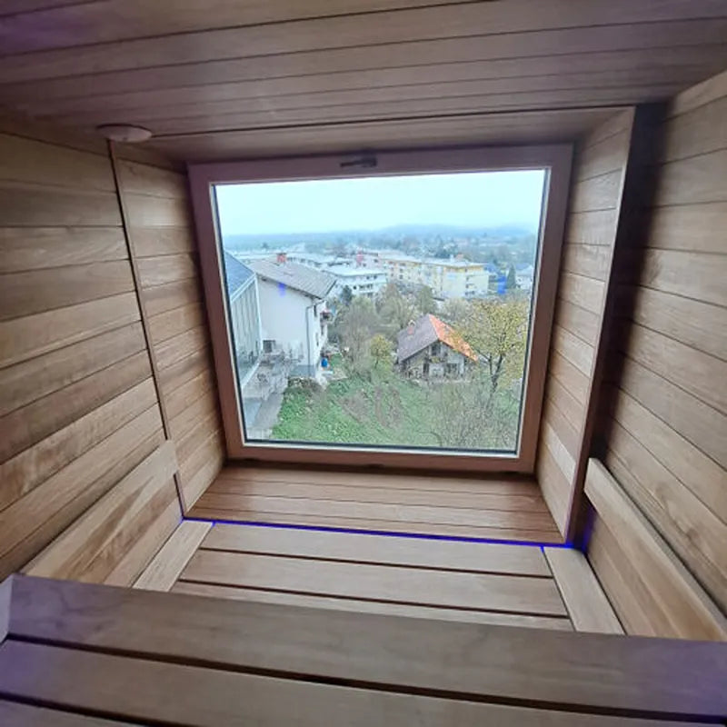 Savne Štrus Air Termo Premium Innensauna mit wärmbehandeltem Holz, Innenansicht mit Holzbänken und großem Fenster mit Ausblick