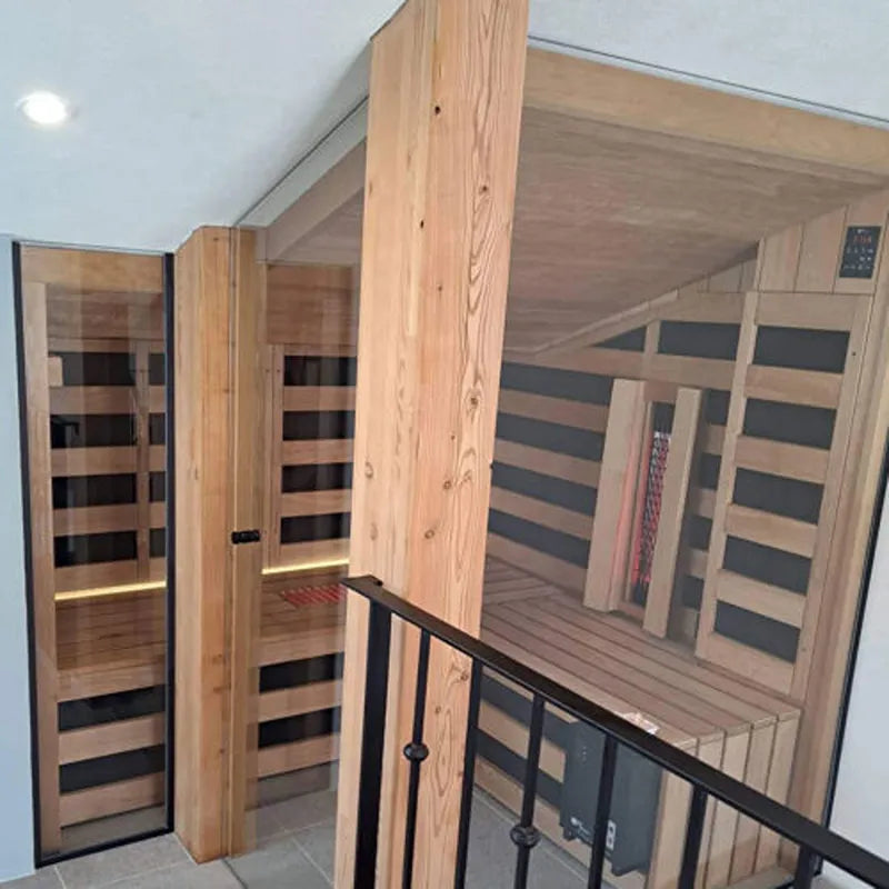 Savne Štrus Air Termo Premium Innensauna mit wärmbehandeltem Holz, Innenraum mit Holzbänken und Glastür